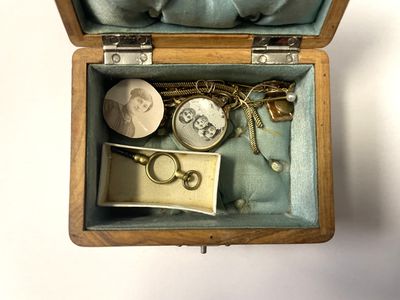 une boîte en bois contenant tout un tas d'objets