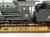 une maquette de train exposée sur une table