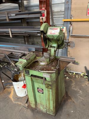 une machine qui se trouve dans un garage