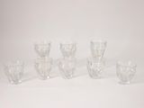 un ensemble de verres posés sur une table
