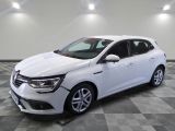 une voiture blanche garée dans une pièce au sol en damier