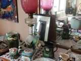 une commode avec un miroir et beaucoup de vaisselle dessus