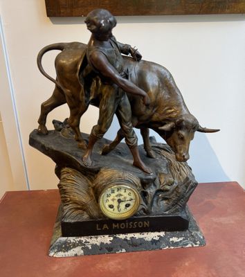 une statue en bronze représentant une femme et un taureau, posée sur une table