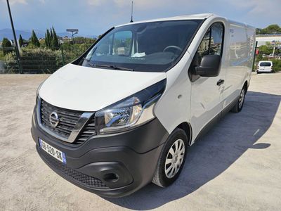 la camionnette blanche est garée dans le parking