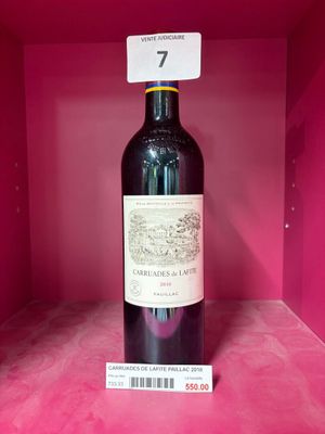 une bouteille de vin posée sur une étagère, dans une boîte rose