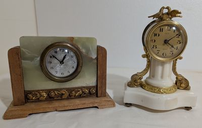 Ensemble comprenant deux pendulettes de tables.