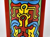 un vase avec une peinture sur une surface blanche