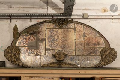 un miroir posé sur une étagère dans une pièce
