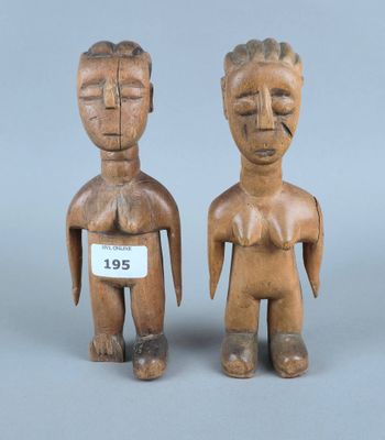 paire de personnages en bois sculpté représentant un homme et une femme