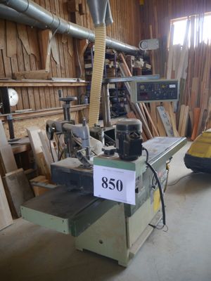 une machine qui se trouve à l'intérieur d'un bâtiment