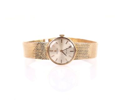 une image d'une montre-bracelet en or avec des chiffres romains