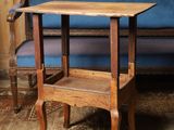 un canapé bleu et une table en bois dans une pièce