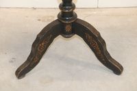 Petite table madame en bois noirci, plateau à décor laqué d'… (photo 2)