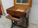 un petit bureau en bois surmonté d'un miroir