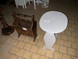 une table et une chaise blanches dans une pièce au sol carrelé