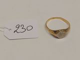 gros plan d'une bague en or portant une étiquette de prix
