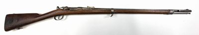 un vieux fusil accroché au mur d'une pièce