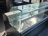 une vitrine en verre au milieu d'un magasin