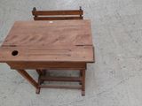 un petit bureau en bois avec un tiroir en dessous