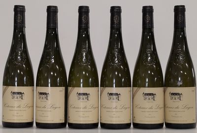 six bouteilles de vin sont alignées sur une table