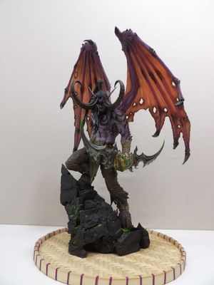 une figurine représentant un démon tenant un couteau et une épée