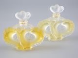 une paire de flacons de parfum en verre jaune ornés de cœurs