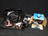 un sac noir contenant un appareil photo et d'autres objets