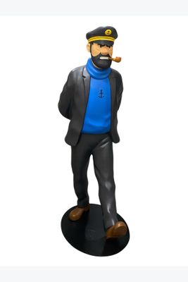 figurine représentant un homme vêtu d'un pull bleu et d'un bonnet, en train de fumer la pipe