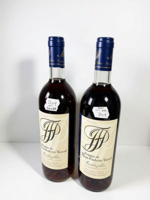 deux bouteilles de vin posées sur une table l'une à côté de l'autre