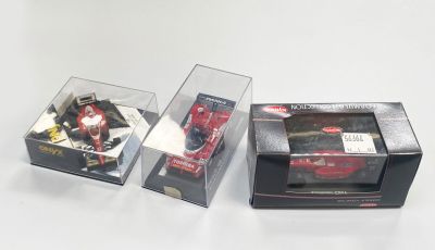 trois boîtes contenant des objets variés, posées sur une surface blanche