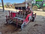 un tracteur qui est à l'arrêt dans la terre, près d'un autre tracteur