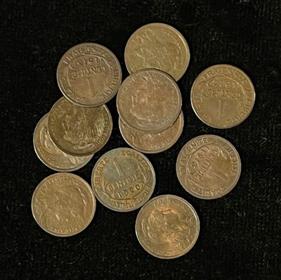 une pile de pièces de monnaie posée sur une surface noire