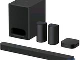 La barre de son et les enceintes Sony sont toutes noires.