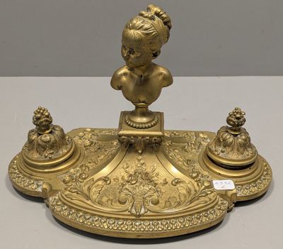 une figurine ancienne en laiton surmontée d'un buste