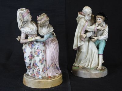 deux figurines représentant un homme et une femme sur fond noir