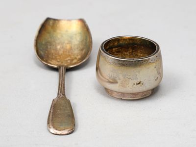 deux cuillères et une tasse posées sur une table