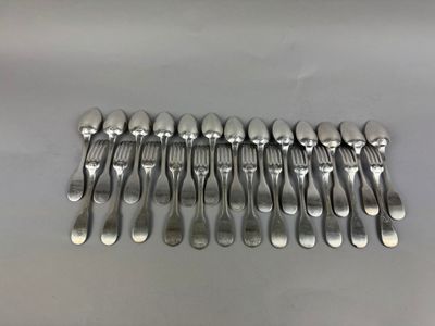 beaucoup de cuillères et de fourchettes sur la table
