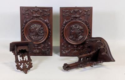 paire de serre-livres anciens en bois sculpté, ornés d'un oiseau au dos