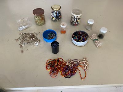 une table sur laquelle se trouve un bol contenant des perles et d'autres objets