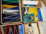 de nombreuses boîtes de fournitures scolaires posées sur un bureau