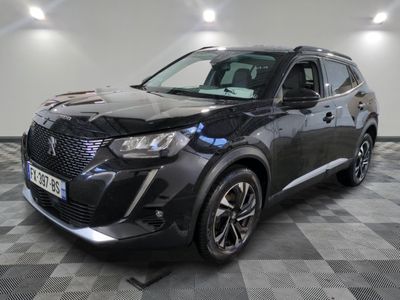 un 4x4 noir garé dans un garage au sol en damier