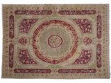 un tapis rouge et beige orné d'un motif en médaillon