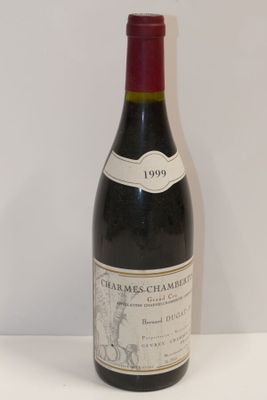une bouteille de vin posée sur une table