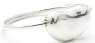 bague plaquée argent avec une pierre en forme de cœur au centre