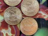 quatre pièces différentes empilées les unes sur les autres sur une table