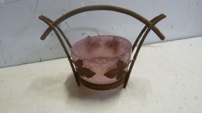 une bougie rose posée sur une table