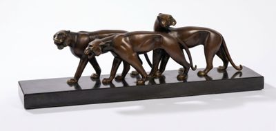 statue représentant un groupe de lions marchant sur un socle noir