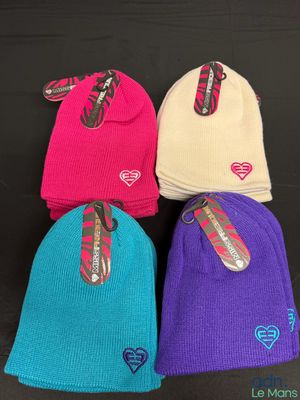 quatre bonnets de couleurs différentes sur un fond noir