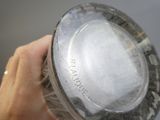 une personne tenant un verre d'eau à la main