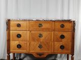 une commode ancienne avec dessus en marbre